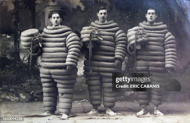 Reproduction, le 19 juillet 2000, d'une carte postale noir et blanc datée de 1920, représentant trois personnages médailles du travail revêtus d'un...