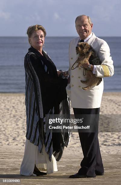 Nadja Tiller, Ehemann Walter Giller, Norfolk-Terrier "Mimsy" , Dreharbeiten zum ARD-TV-Film: "Liebe wie am ersten Tag", Bansin/Usedom, , Seebad...