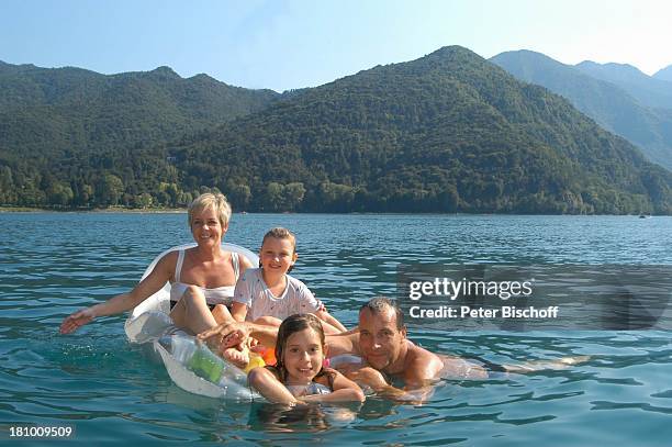 Daniela Lohmeyer , Christoph Schobesberger, Tochter Lea-Maria Schobesberger , Marleine Schobesberger , Urlaub, Lago di Ledro/Italien, , Nähe...
