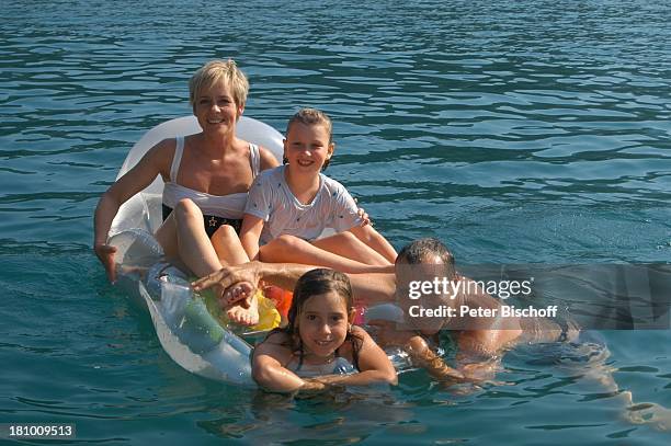 Daniela Lohmeyer , Christoph Schobesberger, Tochter Lea-Maria Schobesberger , Marleine Schobesberger , Urlaub, Lago di Ledro/Italien, , Nähe...