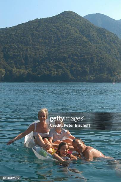 Daniela Lohmeyer , Christoph Schobesberger, Tochter Lea-Maria Schobesberger , Marleine Schobesberger , Urlaub, Lago di Ledro/Italien, , Nähe...