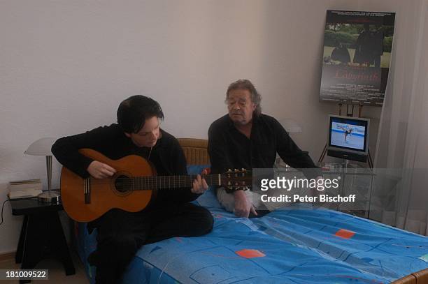 Andreas Mannkopff , Sohn Daniel Mannkopff , Homestory, Berlin, , Gitarre, spielen, Bett, Musik-Instrument, Fernseher, TV-Gerät, Film-Plakat, Promis,...