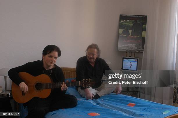 Andreas Mannkopff , Sohn Daniel Mannkopff , Homestory, Berlin, , Gitarre, spielen, Bett, Musik-Instrument, Fernseher, TV-Gerät, Film-Plakat, Promis,...