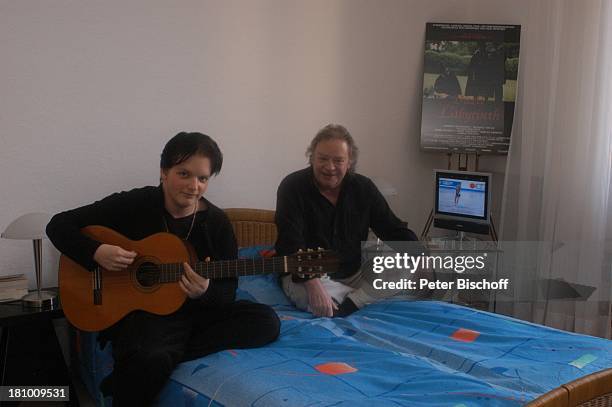 Andreas Mannkopff , Sohn Daniel Mannkopff , Homestory, Berlin, , Gitarre, Musik-Instrument, spielen, Fernseher, TV-Gerät, Film-Plakat, Promis,...