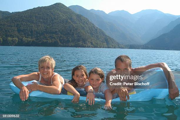 Daniela Lohmeyer , Christoph Schobesberger, Tochter Lea-Maria Schobesberger , Marleine Schobesberger , Urlaub, Lago di Ledro/Italien, , Nähe...