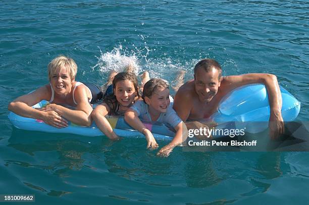 Daniela Lohmeyer , Christoph Schobesberger, Tochter Lea-Maria Schobesberger , Marleine Schobesberger , Urlaub, Lago di Ledro/Italien, , Nähe...