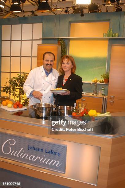 Johann Lafer , Ehefrau Silvia Lafer, 3sat-Sendung: "Johann Lafers Culinarium", TV-Kochstudio, , Guldental, Frau, Familie, Topf, Schüssel, Speisen,...