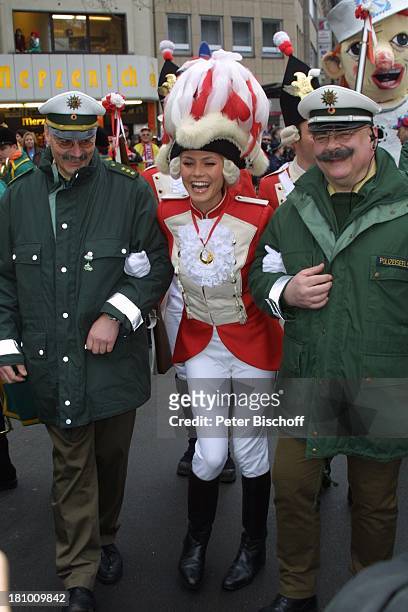 Heidi Klum mit zwei Polizisten, "Ehren-Funkenmariechen" der "Roten Funken", Rosenmontagszug, Köln, , Karneval, Fasching, Maskerade, Umzug,...