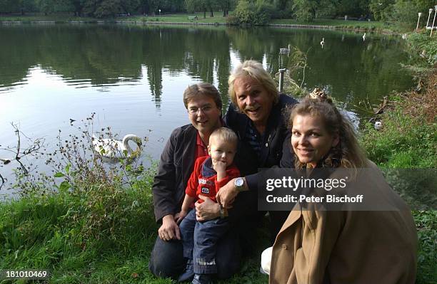 Frank Zander, Sohn Marcus und Ehefrau Elgin Angela von Lühmann, Enkel Elias, am Lietzensee, Schwan, am Rande der Dreharbeiten zum...