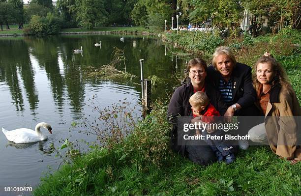 Frank Zander, Sohn Marcus und Ehefrau Elgin Angela von Lühmann, Enkel Elias, am Lietzensee, Schwan, am Rande der Dreharbeiten zum...