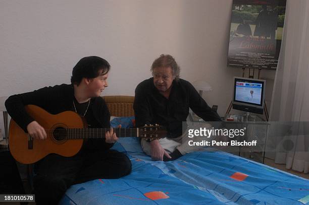 Andreas Mannkopff , Sohn Daniel Mannkopff , Homestory, Berlin, , Gitarre, spielen, Bett, Fernseher, Musik-Instrument, TV-Gerät, Film-Plakat, Promis,...