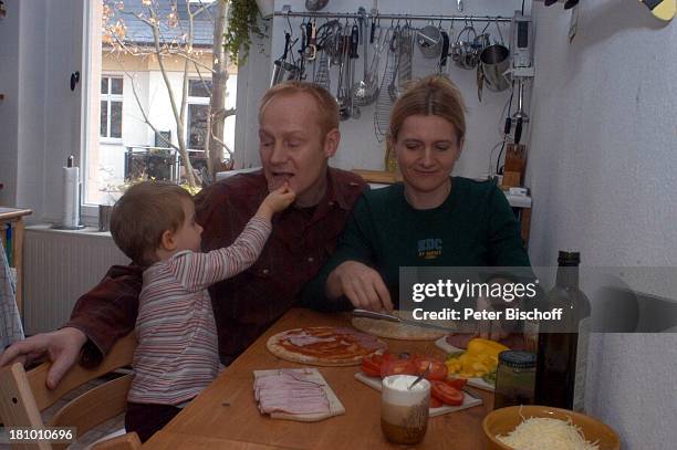 Johanna Riemann, Vater Sven Riemann, Ehefrau Cathrin Riemann, , Homestory, Berlin, Deutschland, Europa/Köpenick, , Küche, Schauspieler, Pizza,...