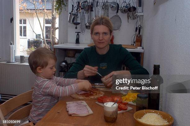 Cathrin Riemann, Tochter Johanna Riemann, , Homestory, Berlin, Deutschland, Europa/Köpenick, , Küche, Pizza, machen, kochen, belegen, Familie,...