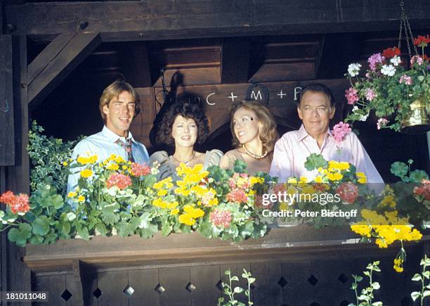 Klausjürgen Wussow, Gaby Dohm, Anja Kruse, Sascha Hehn, , ZDF-Serie "Die Schwarzwaldklinik", , Balkon, Blumen, Schauspielerin, Schauspieler, Promis,...