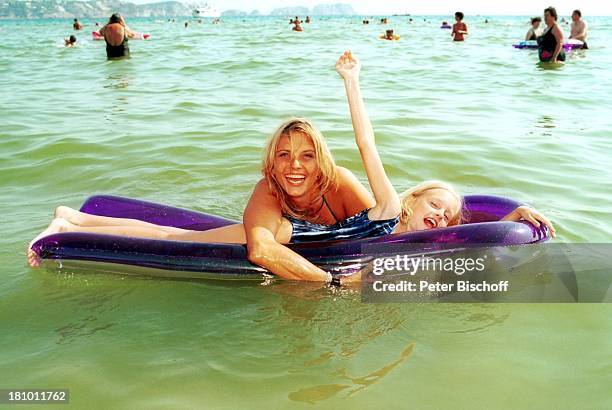 Nicole Belstler-Boettcher, Tochter Laura, Urlaub auf Mallorca, Spanien, , Balearen, Bikini, Badeanzug, Strand, spielen, Wasser, Luftmatratze,...