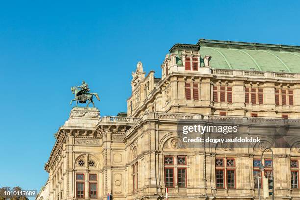 state opera house in vienna , austria - ópera de viena imagens e fotografias de stock