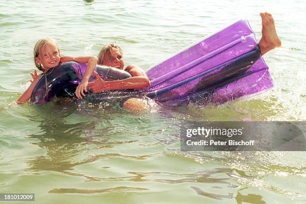 Nicole Belstler-Boettcher, Tochter Laura, Urlaub auf Mallorca, Spanien, , Balearen, Bikini, Badeanzug, Strand, spielen, Wasser, Luftmatratze,...