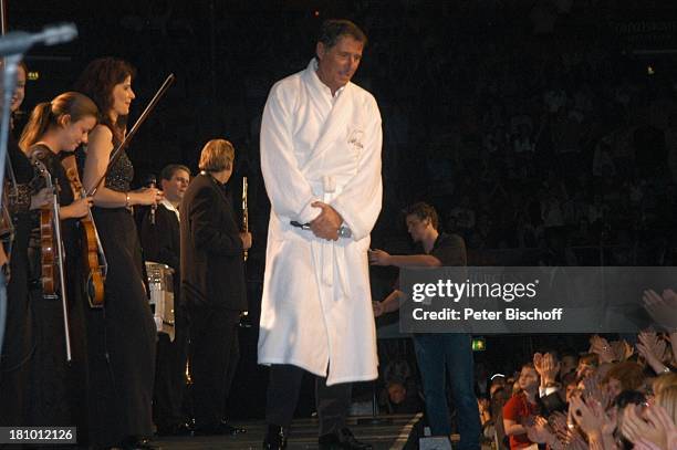 Udo Jürgens, Publikum, Musiker , Premiere der Konzert-Tournee 2003/04 "Die Tournee", München, , "Olympiahalle", Bühne, Auftritt, Zugabe im...