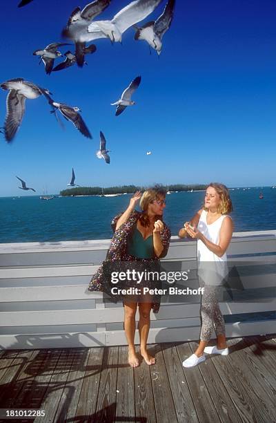 Cornelia Froboess , Tochter Agnes Matiasek, neben den Dreharbeiten zur ARD-Serie "Praxis Bülowbogen"-Auslandsfolge, Key West/Florida/USA, , Möwen...