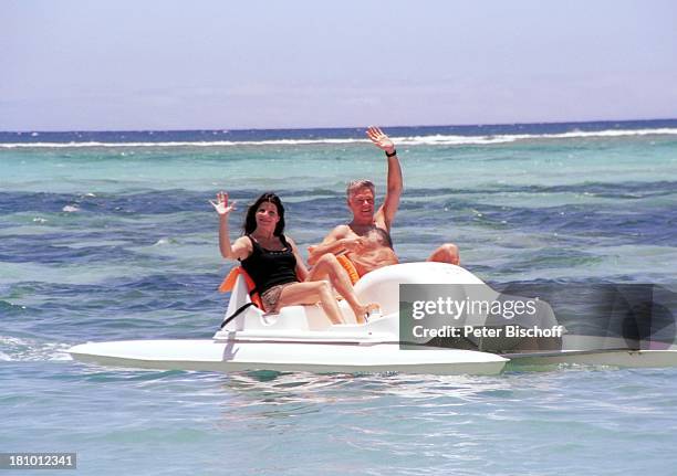 Rüdiger Joswig, Lebensgefährtin Claudia Wenzel, Urlaub, Insel Mauritius, Ost-Afrika, , Strand, Meer, Tretboot, Freundin, Wasser, winken,;