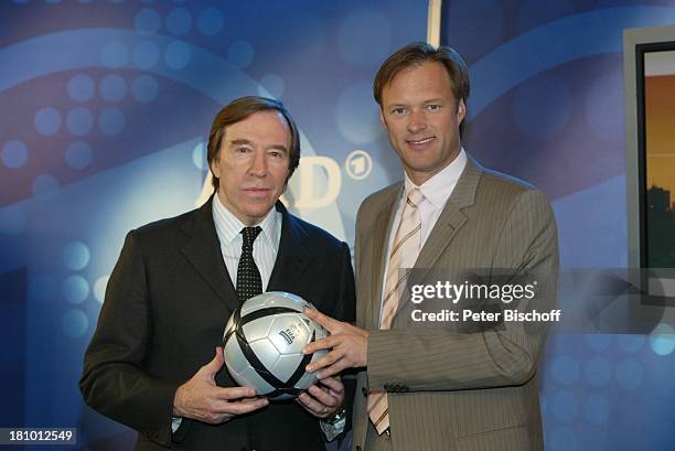 Günther Netzer , Gerhard Delling , , Köln, , Vorstellung der ARD-Sport-Kommentatoren für die Fußball-Europa-Meisterschaft 2004 in Portugal, EM,...