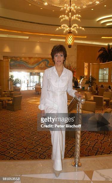 Birgit Schrowange, Hotel "Grand Hyatt", Hotellobby, Lobby, am Rande der Dreharbeiten zur RTL-Lifestyle-Show "Life - Die Lust zu leben", Dubai,...
