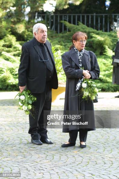 Trauergäste, Beerdigung von Gunther Philipp, Köln, , Friedhof... News ...