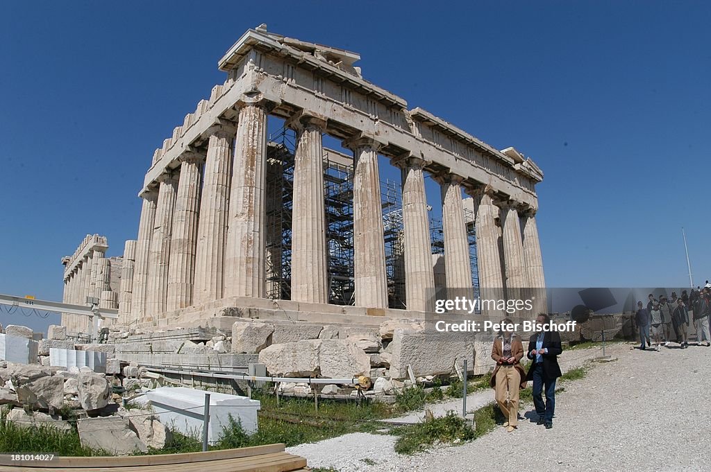 Thomas Fritsch, Moderatorin Heike Götz, 'Parthenon'-Tempel auf d