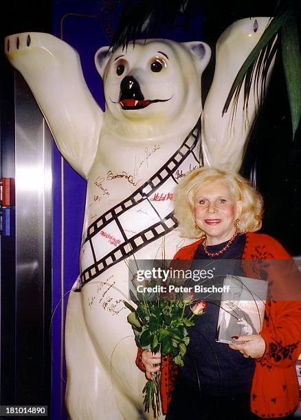 Yvonne Kalman , Berlin, Deutschland, Europa, , Autorin, Schriftstellerin, Bär, Statue, Blumen, Strauss, Buch: "Unter Tränen Lachen-Emmerich...