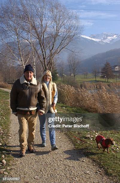 Marlene Charell, Ehemann Roger Pappini, Hund: "Max", La Rochette/Savoyen/Frankreich, , Sängerin, Showmasterin, Tänzerin, Brille, Familie, Mann,...