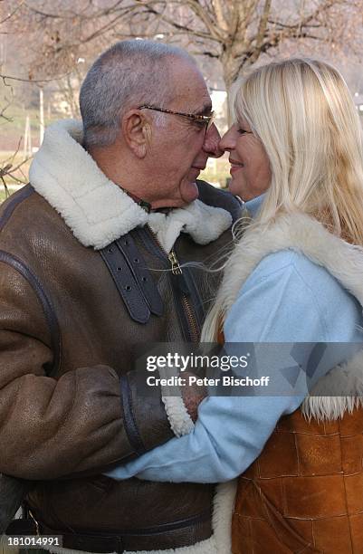 Marlene Charell, Ehemann Roger Pappini, La Rochette/Savoyen/Frankreich, , Sängerin, Showmasterin, Tänzerin, Brille, Familie, Mann, spazieren,...