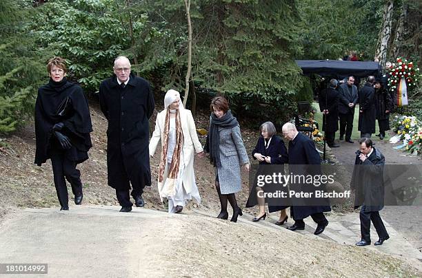 Myriam Bru , Tochter Beatrice , Meret Becker , Sohn Christopher , Witwe, Trauergäste, Beerdigung von Horst Buchholz, Waldfriedhof Berlin,...