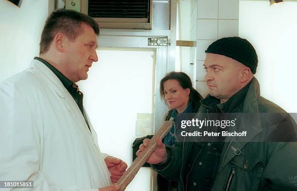 Florian Martens, Maja Maranow, Bruno F.Apitz, , ZDF-Serie "Ein starkes Team", Folge: "Lebende Ziele , Berlin, 20.2.2004, Mütze, Kittel,...