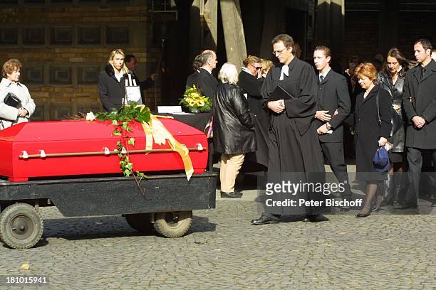 Witwe Gisela Mauritius, Sohn Gero Mauritius, Trauerzug, Beerdigung von Gunther Philipp, Köln, , Friedhof "Melaten", Pastor, Sarg, rot, knallrot,...