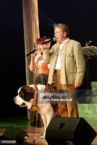 Vreni und Rudi Margreiter mit ihrem jodelnden Bernhardiner Amadeus, Konzert-Tournee "Frühlingsfest der Volksmusik", Chemnitz, , "Stadthalle...