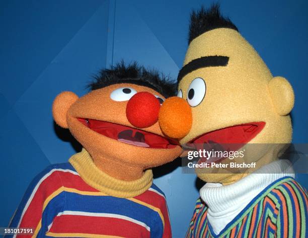 Ernie, und Bert, NDR/ARD-Kindershow "Sesamstraße", beim Olympia-Stadion, München, , 30 Jahre Sesamstraße, Jubiläum,