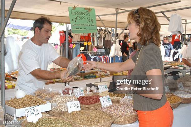 Ingrid Peters, Mallorca/Spanien/Europa, , Alcudia, Markt, Insel, Mittelmeer, Sängerin, Urlaub, Sonnenbrille, Messer, Stand, Verkäufer, Händler,...