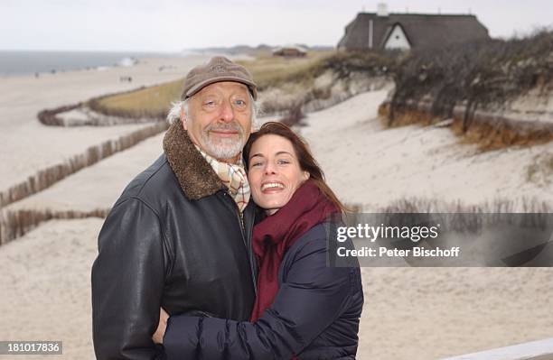 Karl Dall, Tochter Janina, Sylt, , Strand, Dünen, Nordsee, Meer, Gewässer, umarmen, Mütze, Insel, Urlaub, ;P-Nr. 009/03