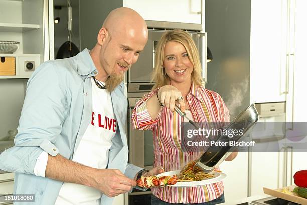 Ralf Zacherl , Tina Ruland, ARD-Koch-Show: "Verführung in 6 Gängen", Köln, , "Küchenstudio Vianden", Schauspielerin, Küche, kochen, Bratpfanne,...