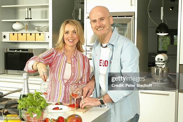 Ralf Zacherl , Tina Ruland, ARD-Koch-Show: "Verführung in 6 Gängen", Köln, , "Küchenstudio Vianden", Schauspielerin, Küche, Sekt, Glas, Alkohol,...