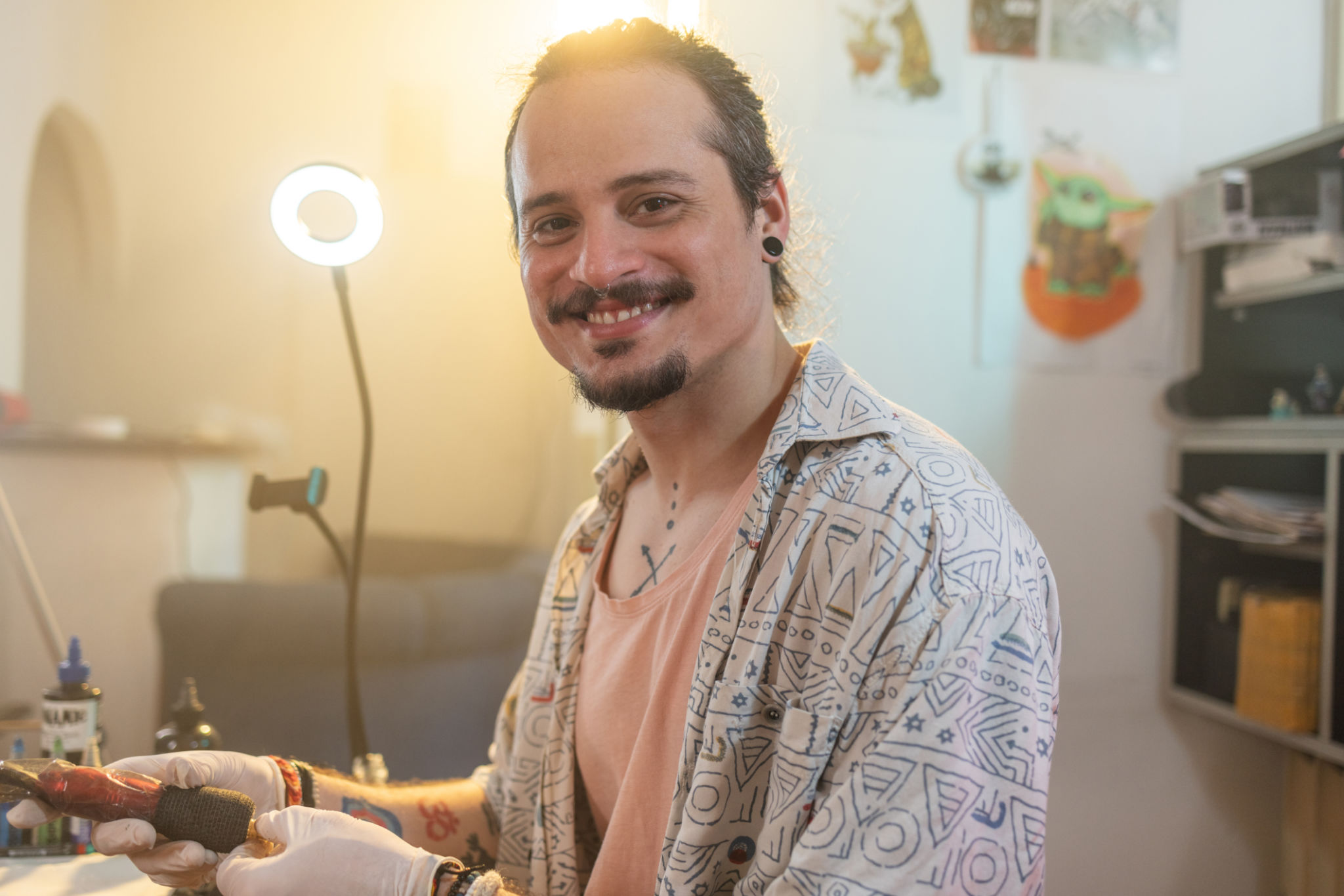 tatuador en estudio