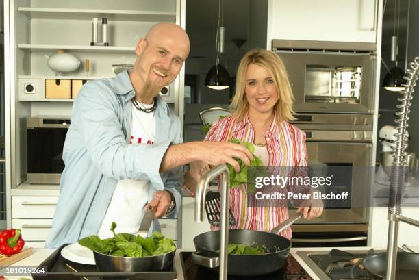 Ralf Zacherl , Tina Ruland, ARD-Koch-Show: "Verführung in 6 Gängen", Köln, , "Küchenstudio Vianden", Schauspielerin, Bratpfanne, kochen, Promis,...