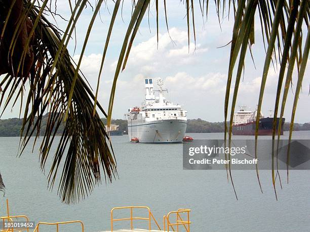 Kreuzfahrtschiff MS "Astor", , Panama, Panamakanal, Mittelamerika, Pazifik, Reise, Kanal, Kreuzfahrt, Luxus, Schiff, Schiffe, Meer, vor Anker liegen,...