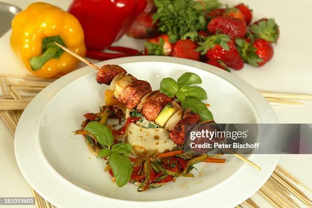 Gericht aus der ARD-Koch-Show: "Verführung in 6 Gängen", Köln, , "Küchenstudio Vianden", Essen, Schaschlik, Paprika, Gemüse, Erdbeere, Obst, Gedeck,