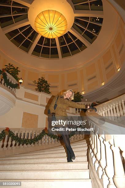 Birte Berg, neben den Dreharbeiten zum ZDF-Film "Herz ohne Krone", Einkaufsbummel, Bukarest/Rumänien, 16.12.02,