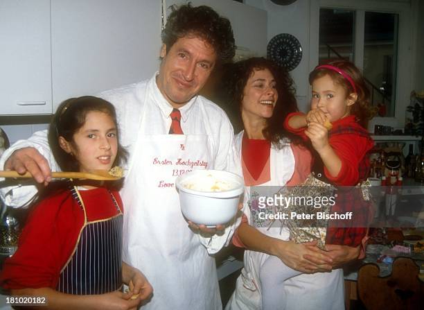 Volker Brandt, Ehefrau Donna Brandt mit Tochter Hannah Brandt ,Tochter Lina Brandt , Homestory, Berlin, Deutschland, Europa, , Hausarbeit,Teig...