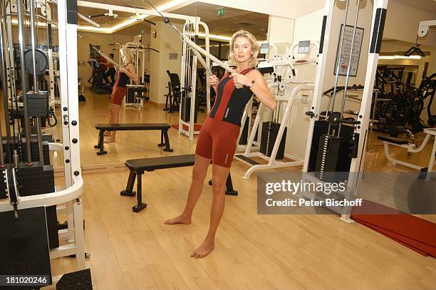 Birte Berg, neben den Dreharbeiten zum ZDF-Film "Herz ohne Krone", Fitness-Studio-Besuch, Bukarest/Rumänien, 16.12.02, Fitnessgerät, Sportgerät,...