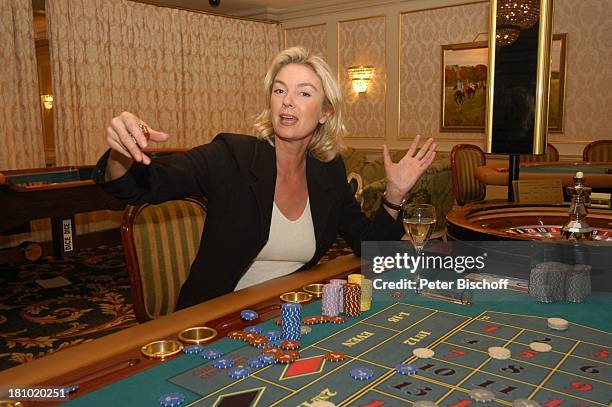 Birte Berg, neben den Dreharbeiten zum ZDF-Film "Herz ohne Krone", Casino-Besuch, Bukarest/Rumänien, 16.12.02, Casino, Roulette, Roulette-Tisch,...