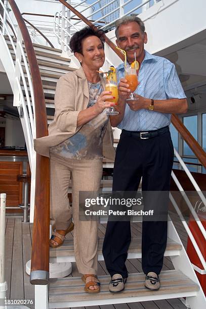 Urs Kliby , Ehefrau Ruth Kliby, "MS-Europa"-Kreuzfahrtschiff, Lido Deck, , Schiff, Kreuzfahrt, Getränk, Glas, Cocktail, Urlaub, Pool, Frau, Familie,...