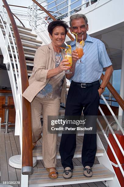 Urs Kliby , Ehefrau Ruth Kliby, "MS-Europa"-Kreuzfahrtschiff, Lido Deck, , Schiff, Kreuzfahrt, Getränk, Glas, Cocktail, Urlaub, Pool, Frau, Familie,...